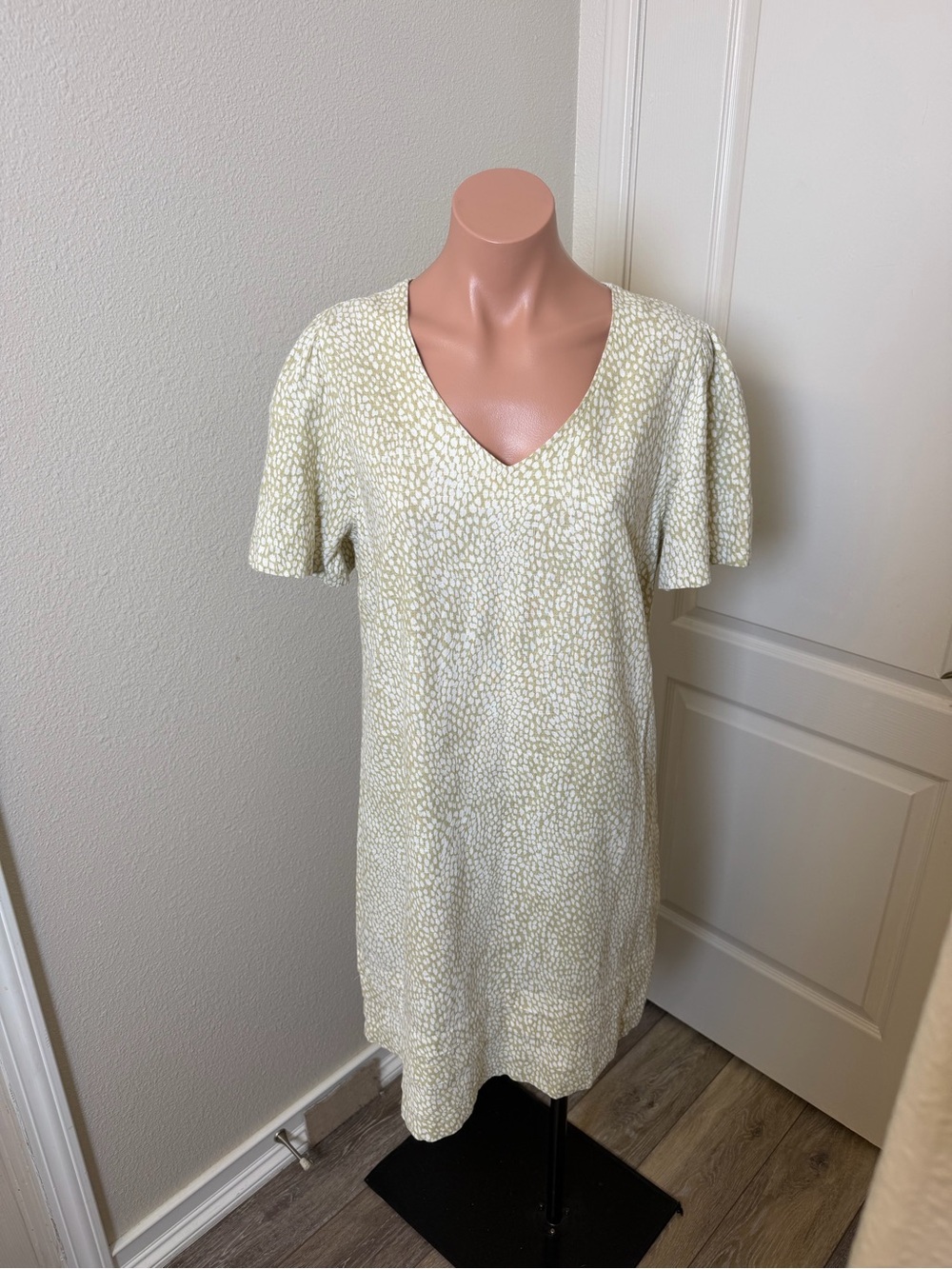 Nicole by Nicole Miller Pale Green Pebble-Print V-Neck Midi Dress Sz L
